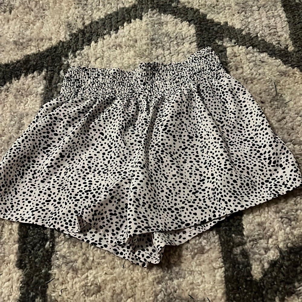 Black and white polkadot Scort